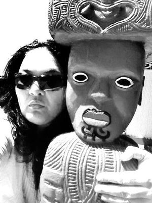 와이카토의 조상 "테 이링가"를 묘사한 그림과 함께 있는 마오리 여성