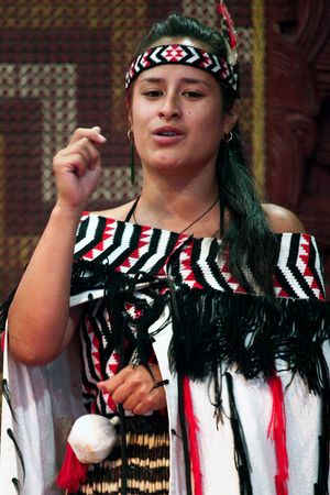 로토루아에서 카파하카를 공연하는 젊은 마오리 여성