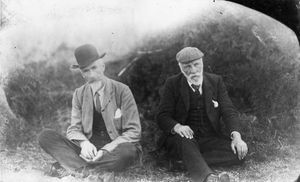 엘스던 베스트와 스티븐슨 퍼시 스미스. 1908년 사진