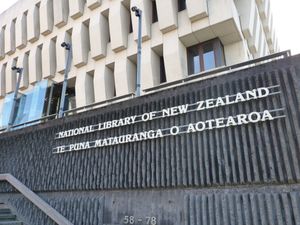 뉴질랜드 국립도서관 외부의 이중 언어 표지판