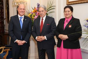 럭슨과 부총리 윈스턴 피터스 및 총독 신디 키로 (2023년 11월 27일 신정부 임명식)