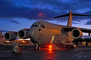 크라이스트처치 공항에 있는 미국 공군의 보잉 C-17 글로브마스터 III