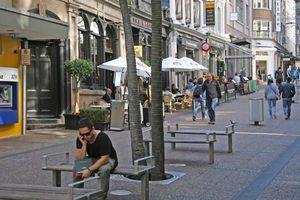 시내 중심가(CBD)의 불칸 레인(Vulcan Lane)을 걷는 사람들