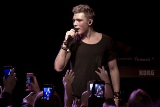 2012년 공연 중인 크리스토퍼