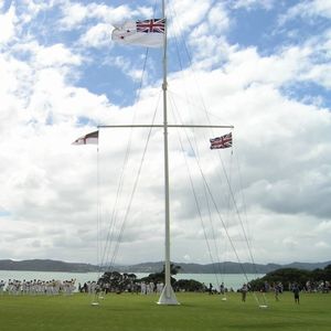 2006년 2월 5일 와이탕이에서 촬영한 뉴질랜드 부족연합의 깃발, 뉴질랜드 왕립 해군의 깃발 및 유니언 잭