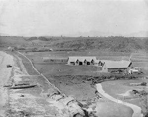 1860년경 오클랜드 코히마라마의 해변 풍경. 셀윈 주교의 선교소가 있던 곳으로 코히마라마 회의가 열렸다. 전경에는 두 척의 와카와 여러 채의 와레가 보입니다.