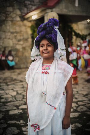 베라크루스주 요왈리찬에서 전통적인 나우아 머리 장식을 착용한 소녀