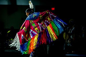 미국 원주민(Native Americans in the United States) 무용수. 비영리 단체인 Save Our Ancestors Remains and Resources Indigenous Network Group (SOARRING) 재단 소속으로, 원주민의 삶의 방식에 대한 교육을 목표로 한다.