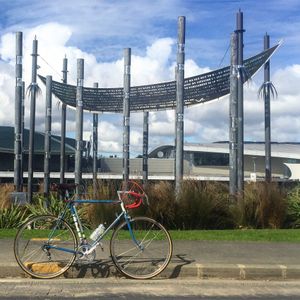 안뜰 위에 매달린 큰 금속 조각상