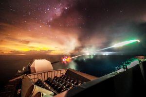 2018년 베르사마 리마 훈련 중 HMS 아가일의 4.5인치 마크 8 해군포를 발사하는 모습