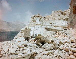 몬테 카시노 폐허 속의 브렌 건을 든 영국 병사