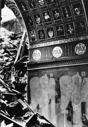 폭격 및 포격으로 파괴된 수도원 내부. 벽에 쓰인 "PAX"는 "평화"를 의미한다.