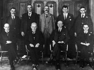 1922년 노동당 의회 의원총회 의원들. 주요 인물로는 해리 홀랜드(중앙 왼쪽에 앉음), 피터 프레이저(중앙 오른쪽에 앉음), 마이클 조셉 새비지(뒷줄, 맨 오른쪽)가 있다.