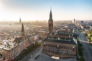 코펜하겐 시청(오른쪽)과 시청 광장