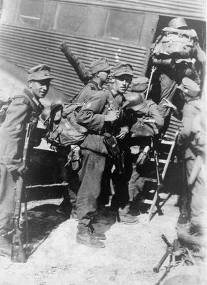 1941년 5월 20일, 크레타 섬으로 향하는 융커스 Ju 52에 탑승하는 독일 산악병