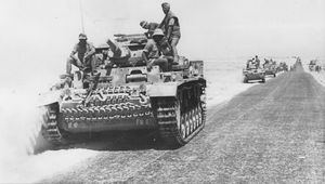 엘 알라마인으로 향하는 독일군 전차 3호와 장갑차