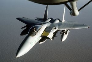 걸프전 당시 사우디아라비아 공군의 F-15 전투기. 공중급유를 받고 있다.
