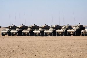 사막의 방패 작전 기간 동안 니제르군에 기증된 사우디 AML-90 및 AML-60.