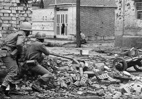 수적으로 열세였고 무기도 부족했던 이란군의 저항은 호람샤르에서 이라크군의 진격을 한 달이나 지연시켰다.