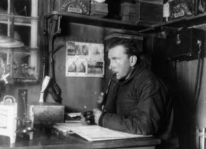 1912년에서 1913년 겨울 그린란드에 있는 알프레드 베게너. 그는 1912년 대륙이 지구 표면을 천천히 이동하고 있다는 가설을 제시함으로써 대륙 이동설의 창시자로 가장 잘 알려져 있다.