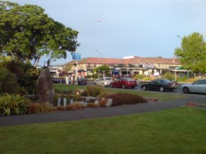 타우포 중심업무지구(CBD)의 주요 거리 중 하나. 왼쪽에는 타우포 도메인이 보인다