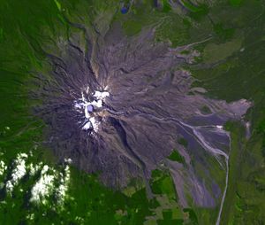 2007년, 루아페후 화산 동쪽 사면에 생긴 새로운 라하르(화산이류) 채널 흔적