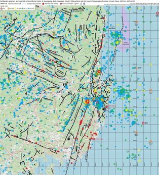 [[경상 분지]]의 지진(1978-2023)과 과 안동 단층. 안동 단층을 경계로 북쪽은 [[선캄브리아기]] 암석으로 구성된 [[영남 지괴]], 남쪽은 [[중생대]] [[경상 누층군]]으로 구성된 [[경상 분지]]로 구분된다.