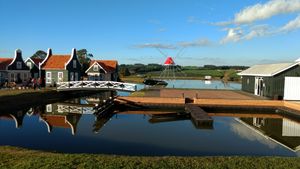 브라질 파라나주 카람베이에 있는 카람베이 역사 공원 전경. 왼쪽에 네덜란드식 건축 양식의 제분소와 주택이 보임