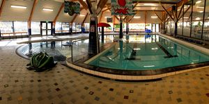 텅 빈 어린이 수영장