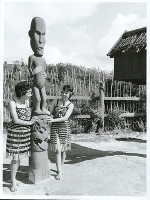 1970년경, 두 명의 마오리 여성