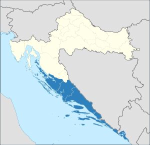 크로아티아의 현대 국경에 겹쳐진 달마티아 왕국의 범위. (코토르 만 지역은 몬테네그로에 속한다.)