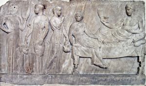 아테네 국립고고학박물관(National Archaeological Museum of Athens)에 있는 부조. 디오니소스(Dionysus)와 배우들(아마도 《바카이(The Bacchae)》에서)이 가면과 북을 들고 있다.