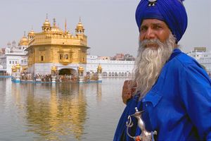 하르만디르 사히브(Harmandir Sahib), 혹은 황금 사원(Golden Temple)에서 기도하는 니항(Nihang) 시크교도