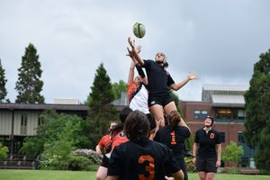 럭비 라인아웃 진행 장면. 양 팀 선수들이 공을 잡기 위해 서로 경합하고 있다. (OSUWRC 2014)