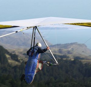 행글라이더가 탐알파이스 산(Mount Tamalpais)에서 이륙하는 모습