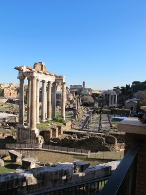 로마 포럼은 고대 로마의 정치, 경제, 문화, 종교 활동이 이루어지던 핵심 공간이었다.