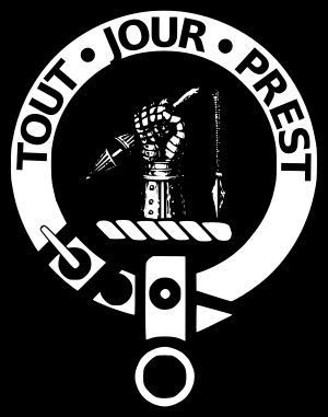 카마이클 씨족의 문장. 부러진 창은 보제 전투에서 클래런스 공작을 죽인 것을 기념한다.