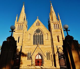 [[세인트 조셉 대성당, 로크햄프턴|세인트 조셉 대성당]]