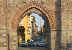 볼로냐의 12개 중세 성문 중 하나인 포르타 마조레