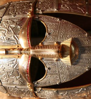 인간 얼굴의 스터드 장식 금속 마스크.