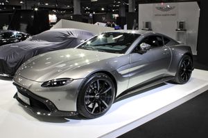 애스턴 마틴(Aston Martin)은 영국에서 고급 자동차를 제조한다.