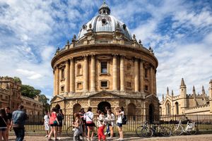 옥스퍼드 대학교는 1096년에 설립되어 세계에서 두 번째로 오래된 대학교이다.