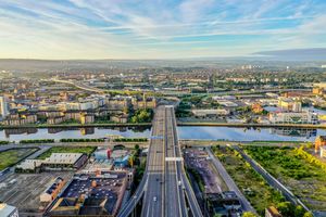 클라이드 강을 킹스턴 브리지로 건너는 M8은 스코틀랜드에서 가장 혼잡한 고속도로이다.