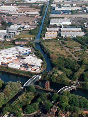 상업적으로 성공한 브리지워터 운하는 맨체스터 해운 운하를 가로지른다.