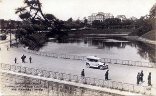 [[사쿠라다문]]에서 촬영한 참모본부, [[국토지리원|육지측량부]]와 제4부 전사실에서 건물을 쓰던 시기 (1910년대 촬영)