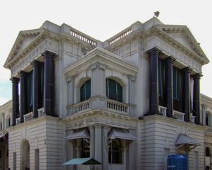 포트 세인트 조지에는 타밀나두 주 의회가 있다.