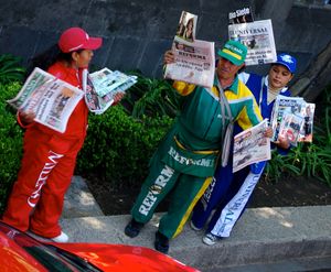 멕시코시티(Mexico City)의 제복을 입은 신문 판매원.