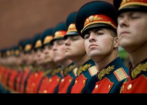 러시아 명예근위대가 예복을 착용하고 있다. 예복은 일반적으로 의식에서 착용하는 정장이다.