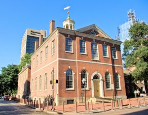 1935년까지 대법원은 자체 건물이 없었습니다. 1791년부터 1801년까지는 필라델피아의 시청(사진)에서 회의를 열었고, 이후 워싱턴 D.C.의 국회 의사당으로 이전했습니다.