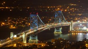 ft}}의 벤자민 프랭클린 다리는 델라웨어 강을 가로질러 필라델피아와 남부 뉴저지를 연결한다